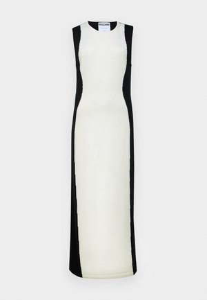 Robe sans manches en crème et noir, présentant une silhouette ajustée avec un design à panneau contrasté et un col rond. Texture en maille douce.