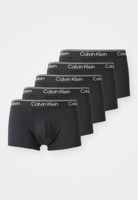 Fünf schwarze Calvin Klein Boxer-Shorts, diagonal übereinander gestapelt, mit weißem Logo-Bund auf einem schlichten weißen Hintergrund.