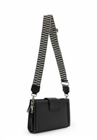 Borsa a tracolla in pelle nera con una forma strutturata, caratterizzata da una tracolla a motivi bianco e nero e dettagli in metallo argentato.