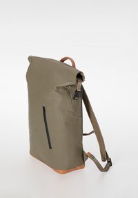 Hoher olivgrüner Rucksack mit Lederboden, Seitenverschluss, vertikalem Frontreißverschluss, gepolsterten Trägern und Griff oben vor weißem Hintergrund.