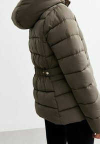 Kurtka puchowa w oliwkowym zielonym kolorze, z kapturem, poziomymi pikowaniami, ściągniętą talią z paskiem oraz gładką teksturą.