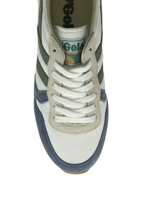 Weiße Sneakers mit grünen Streifen, grauen Wildleder-Akzenten und einer strukturierten weißen Sohle. Verfügt über weiße Schnürsenkel und ein Gola-Logo auf der Zunge.
