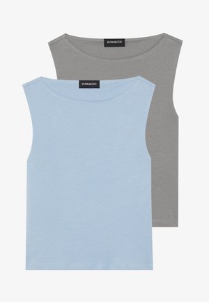 Due magliette senza maniche in blu chiaro e grigio. Realizzate in tessuto morbido, con scollatura rotonda e orlo dritto. Etichetta visibile su entrambe le magliette.