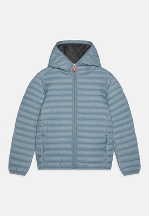 Leichte, gepolsterte Jacke in Hellblau mit Kapuze, die einen Reißverschluss und gerippte Bündchen hat. Über die gesamte Oberfläche zieht sich ein horizontales Steppmuster.