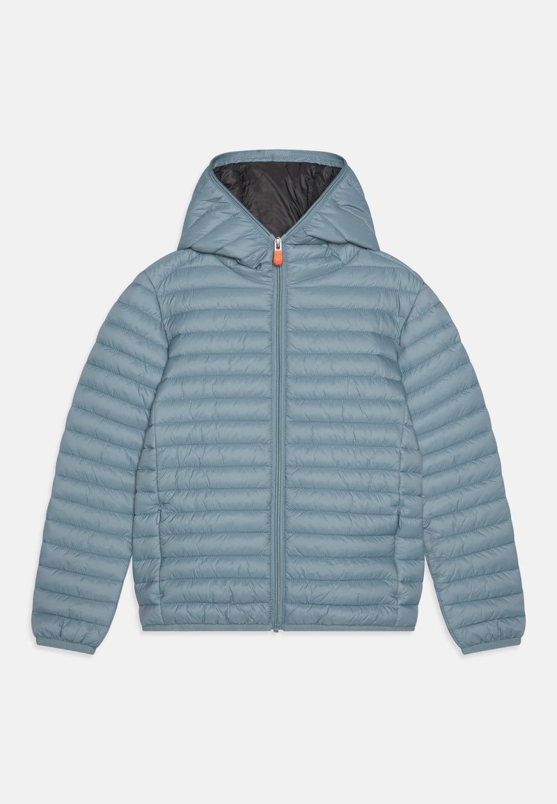 Giacca imbottita di colore azzurro chiaro con cappuccio, dotata di chiusura a zip e polsini a costine. Motivo trapuntato orizzontale su tutta la superficie.