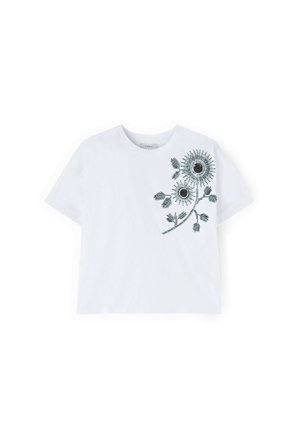 Camiseta blanca de manga corta con cuello redondo y bordado floral azul verdoso en la parte superior izquierda.