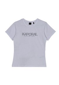 Camiseta de algodón blanca de manga corta, con un logo plateado brillante "KAPORAL summer sun" en el frente y un escote redondo.