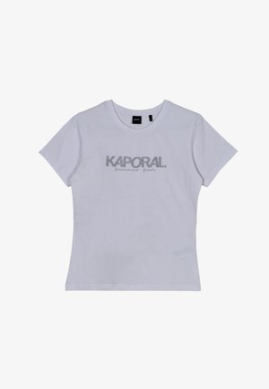 Weißes Baumwoll-T-Shirt mit kurzen Ärmeln, das ein silbernes Glitzer-Logo "KAPORAL Sommer Sonne" auf der Vorderseite und einen runden Rundhalsausschnitt hat.