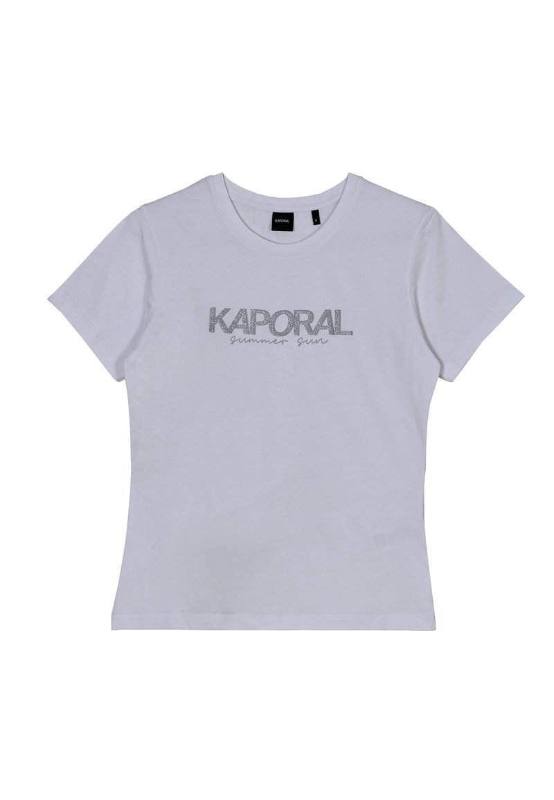 Camiseta de algodón blanca de manga corta, con un logo plateado brillante "KAPORAL summer sun" en el frente y un escote redondo.