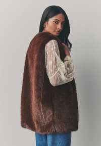 Next LONGLINE - REGULAR FIT - Vest - chocolate brown