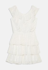 Robe en dentelle blanche avec un col volanté et une jupe à niveaux. Le tissu a une texture délicate avec un motif floral sur l'ensemble.