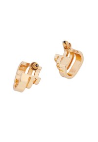 Pendientes en tono dorado que presentan una forma abstracta con detalles troquelados. Acabado suave y pulido con un acento texturizado en los bordes.