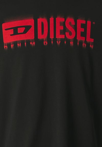 Черна тениска с яркочервен логотип "DIESEL" и правоъгълна форма, с текст "DENIM DIVISION" отдолу, създаваща силен контраст.