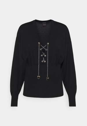 Czarny sweter z długim rękawem i dekoltem w serek, ozdobiony srebrnym sznurowaniem na łańcuszku oraz dopasowanym, prążkowanym pasem i mankietami.