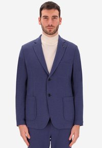 Blazer su misura blu navy con rever a punta, due tasche frontali e una tasca sul petto, realizzato in tessuto testurizzato e dotato di due bottoni.