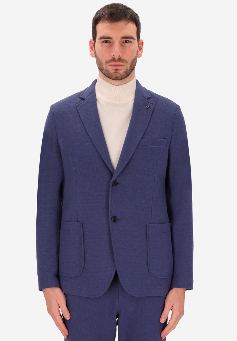 Blazer su misura blu navy con rever a punta, due tasche frontali e una tasca sul petto, realizzato in tessuto testurizzato e dotato di due bottoni.