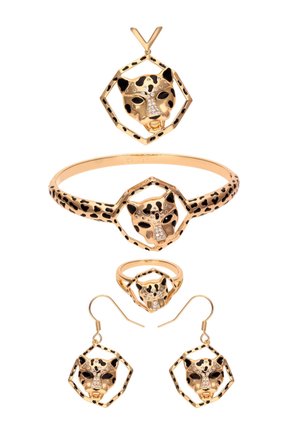 Gouden sieradenset met luipaardmotieven, inclusief oorbellen, een ring, een armband en een hanger met zwarte accenten en strassdetails.