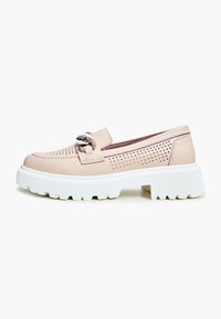 Světle růžové kožené slip-on boty s perforovaným designem, chunky bílou podrážkou a stříbrným řetízkem na pásku.