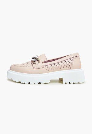 Des chaussures slip-on en cuir rose clair avec un design perforé, une semelle épaisse blanche et un accent en chaîne argentée sur la bride.