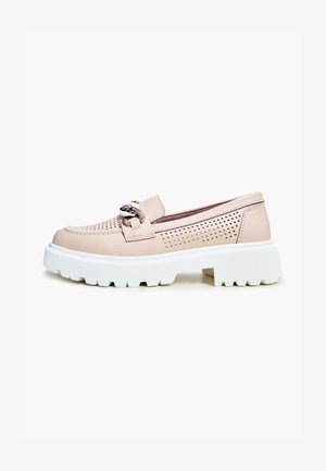 Des chaussures slip-on en cuir rose clair avec un design perforé, une semelle épaisse blanche et un accent en chaîne argentée sur la bride.
