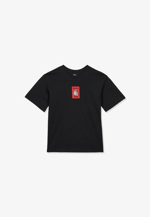 T-shirt noir à manches courtes avec un logo rectangulaire rouge présentant un chat gris et le texte noir « volcom stone » centré sur la poitrine.