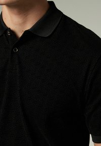 Next FLOCKED - Polo krekls - black geo