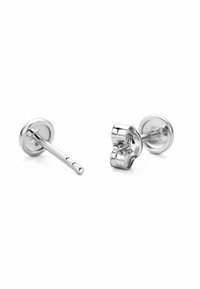 Pendientes de botón de metal plateado con un acabado suave y pulido, y un diseño curvado único. Cuentan con un respaldo de poste seguro y mariposa.