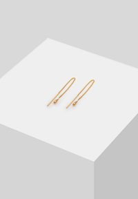 Goldene Ohrhänger mit verlängerten Ketten und Tropfenakzenten. Elegantes, lineares Design mit glänzender Oberfläche. Schlichte und moderne Ästhetik.