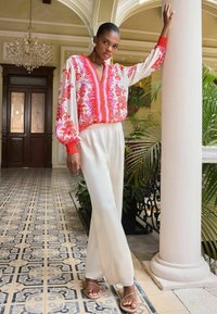 Love & Roses V NECK REGULAR FIT - Bluza - red paisley