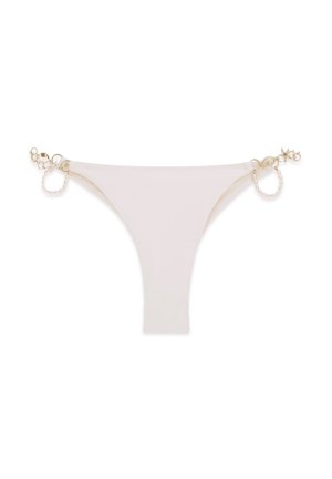 Bas de bikini blanc avec des chaînes sur les côtés décorées de petites breloques en or et en perle, comprenant une étoile de mer et des coquillages.