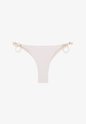 Weißer Bikini-Slip mit seitlichen Ketten, verziert mit kleinen goldenen und perlenbesetzten Anhängern, einschließlich eines Seesterns und Muscheln.