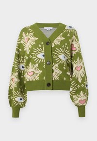 Cardigã verde tricotado com mangas bufantes, decorado com padrões de olhos e corações em creme, rosa e azul. Apresenta cinco botões e punhos canelados.