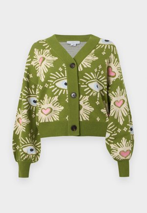Cardigã verde tricotado com mangas bufantes, decorado com padrões de olhos e corações em creme, rosa e azul. Apresenta cinco botões e punhos canelados.