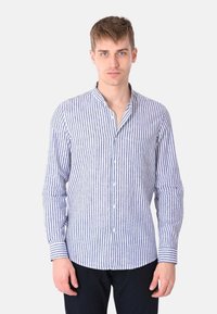 Camicia a righe blu e bianca, con collo a fascia e maniche lunghe con polsini abbottonati, realizzata in un tessuto leggero.