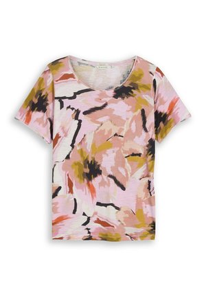Camiseta rosa de manga corta con patrón abstracto de pinceladas en negro, amarillo mostaza y naranja, con cuello redondo.