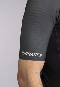 Korte mouwen fietsjersey in donkergrijs met een gestructureerd, geribbeld patroon. Beschikt over het "BIORACER" logo in het wit op de mouw.