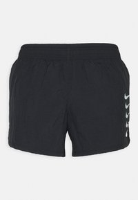 Pantalones cortos deportivos negros con una cintura elástica, que presentan una tela texturada y acentos de logo repetidos en el lado izquierdo.