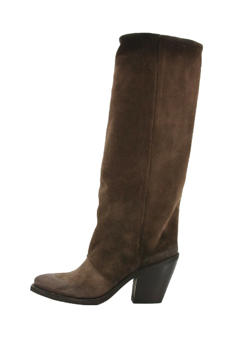 Stivale in suede marrone, alto fino al ginocchio, con punta quadrata, tacco strutturato e texture liscia, caratterizzato da un design senza cuciture e minimi dettagli di cucitura.
