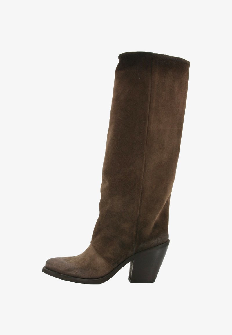 Stivale in suede marrone, alto fino al ginocchio, con punta quadrata, tacco strutturato e texture liscia, caratterizzato da un design senza cuciture e minimi dettagli di cucitura.