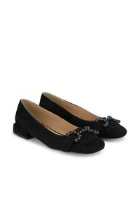 Bailarinas de ante negro con un bajo tacón cuadrado y una cinta decorativa con cuentas negras en la parte delantera. Textura suave, punta redondeada.