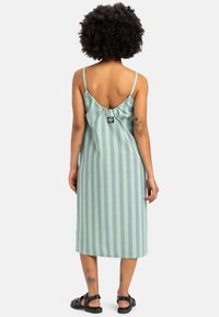 Zeleno-šedě pruhované šaty střední délky s nastavitelnými ramínky, na zadní straně se nařasením a logem blízko vrchu.