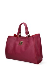 Sac en cuir rouge avec une forme structurée, accent en pyramide dorée à l'avant, doubles poignées et finition texturée.