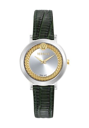 Montre ronde argentée Versace avec détail de chaîne dorée, logo Méduse doré, aiguilles dorées et un bracelet en cuir vert foncé texturé.