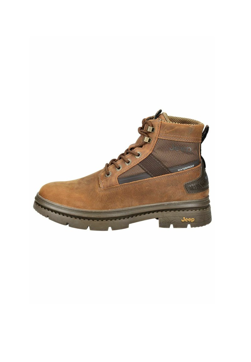 Botas marrones impermeables con un exterior de cuero texturizado, collar acolchado, detalles de malla y suela de goma resistente. Presenta la marca Jeep.