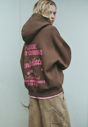 PULL&BEAR, EMBROIDERED AND GRAPHIC - HOODIE - Sweat à capuche - brown