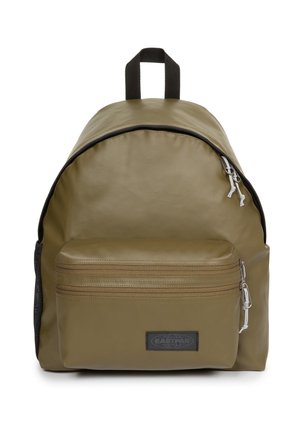 Plecak Eastpak oliwkowej zieleni z dużą główną komorą, przednią kieszenią na zamek, czarną górną rączką i czarną naszywką z logo na przedniej kieszeni.