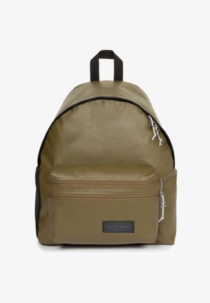 Plecak Eastpak oliwkowej zieleni z dużą główną komorą, przednią kieszenią na zamek, czarną górną rączką i czarną naszywką z logo na przedniej kieszeni.