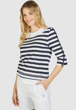 Marineblauw en witte gestreepte katoenen top met driekwartmouwen, bootnek en zijsplitten. Voorzien van geborduurd logo aan de zoom.