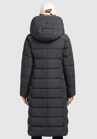 Cappotto pesante lungo nero con design imbottito, grande cappuccio e cuciture verticali. Dotato di una tasca laterale e dettaglio del logo sull'orlo.