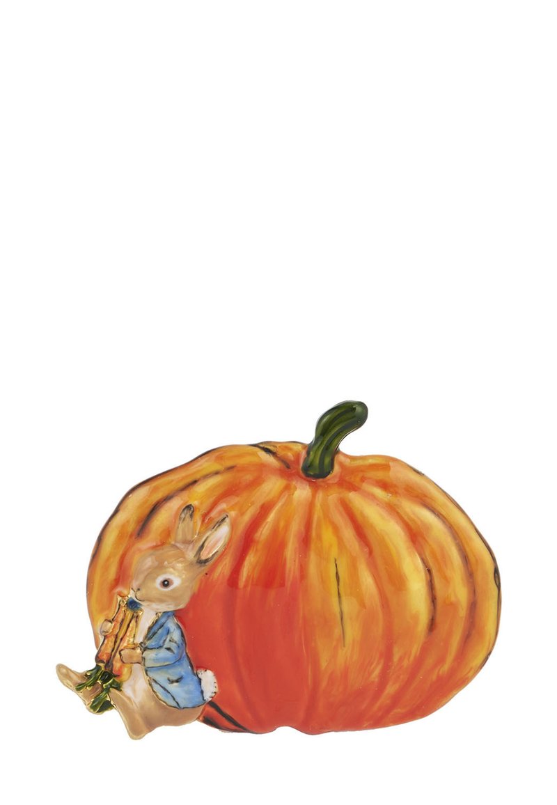 Keramička bundeva u narančasto s zelenim stabljikom, uz nju sjedi zec u plavoj jakni koji svira flautu. Vidljivi su detalji i tekstura.